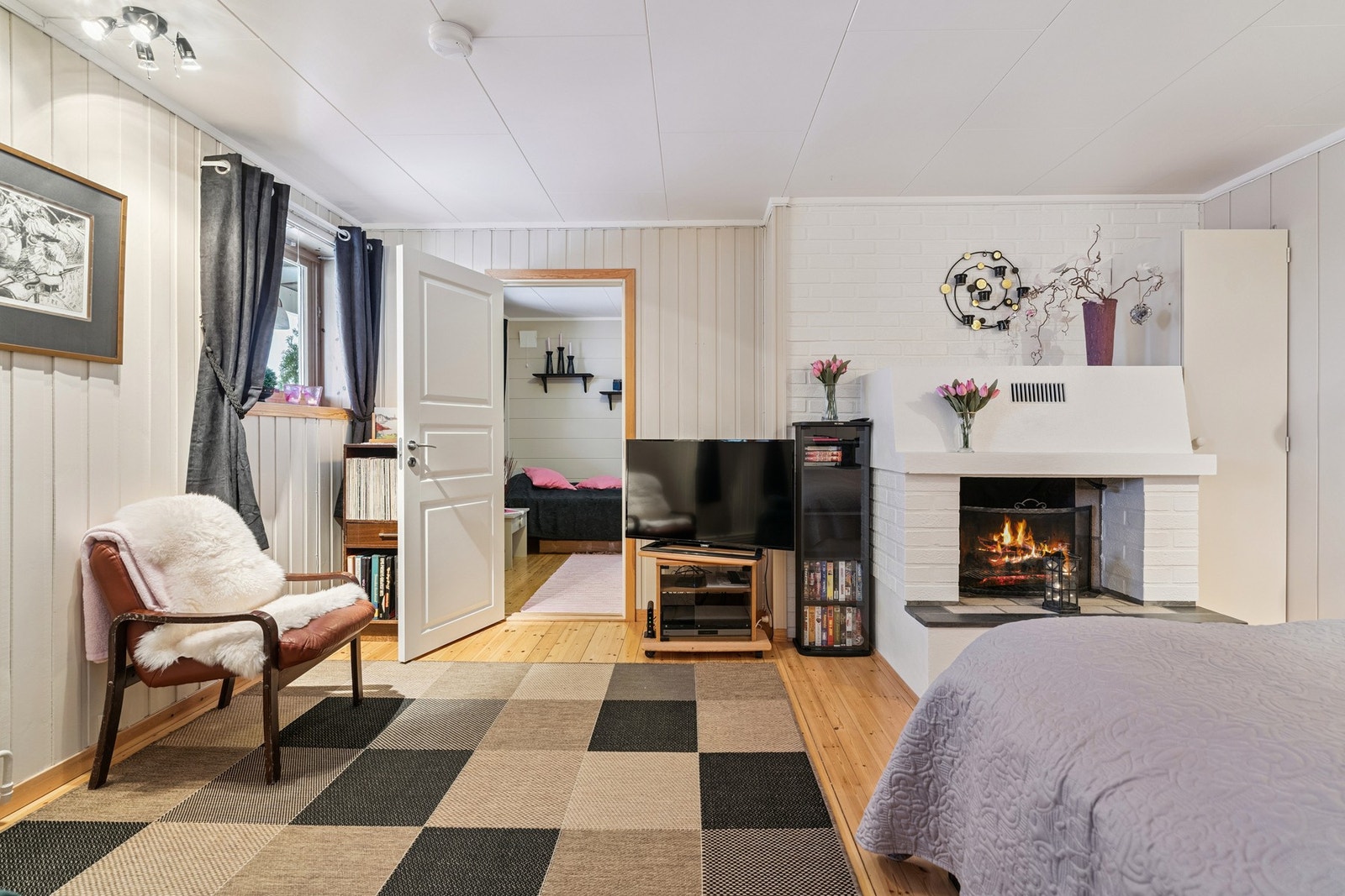 Rom innredet som kjellerstue/soverom. Ikke bruksendret og godkjent Galleribilde