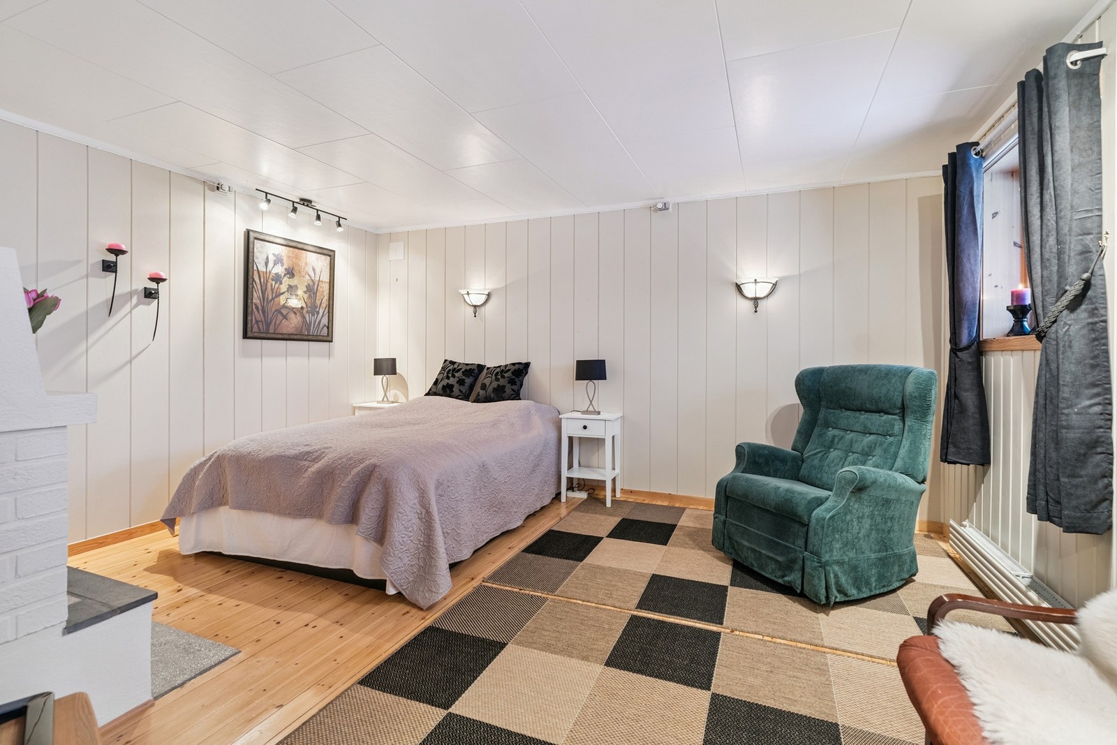 Rom innredet som kjellerstue/soverom. Ikke bruksendret og godkjent Galleribilde