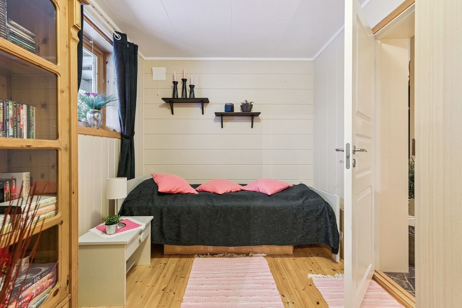 Rom innredet som soverom. Ikke bruksendret og godkjent Galleribilde