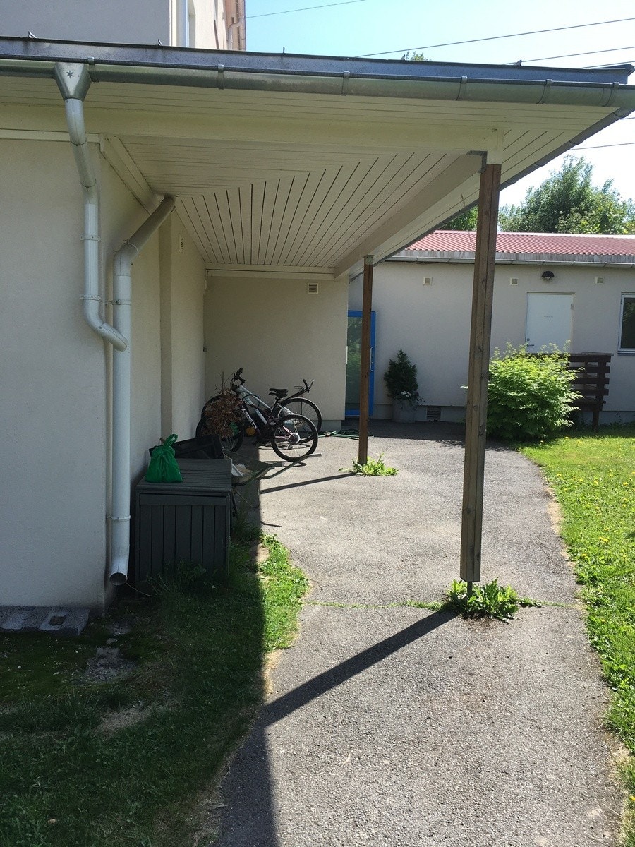 Inngangsparti m/oppstillingsplass for sykler. Galleribilde