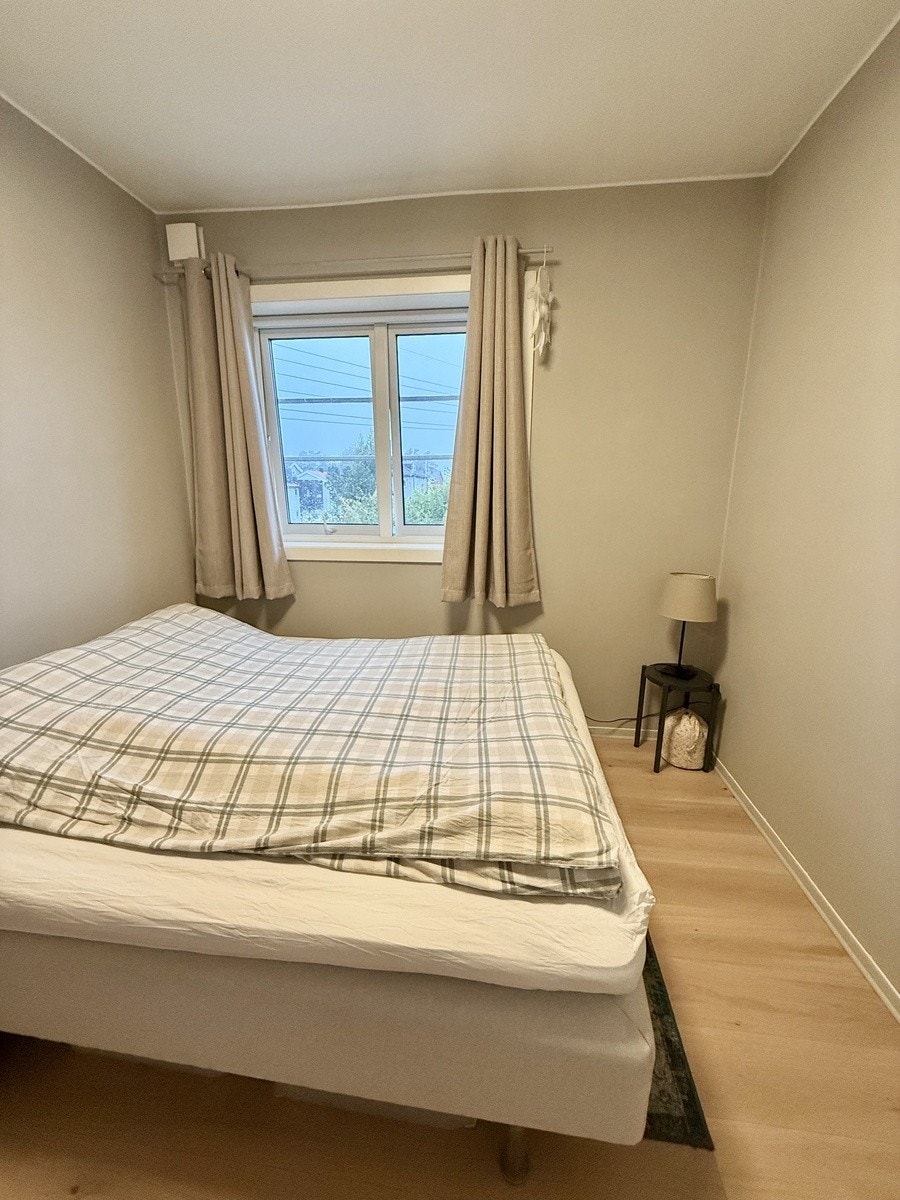 Soverom 1 m/stor seng Galleribilde