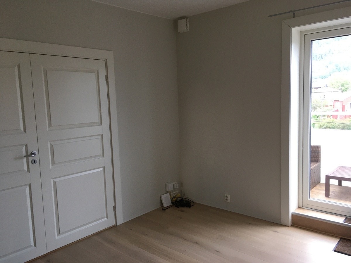 Soverom 3 (el. stue). Dobbeldør til kjøkkenet som kan åpnes helt opp og til siden. Galleribilde