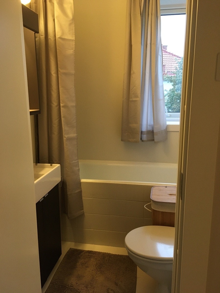 Bad. Oppbevaring under vask og over toalett. Galleribilde