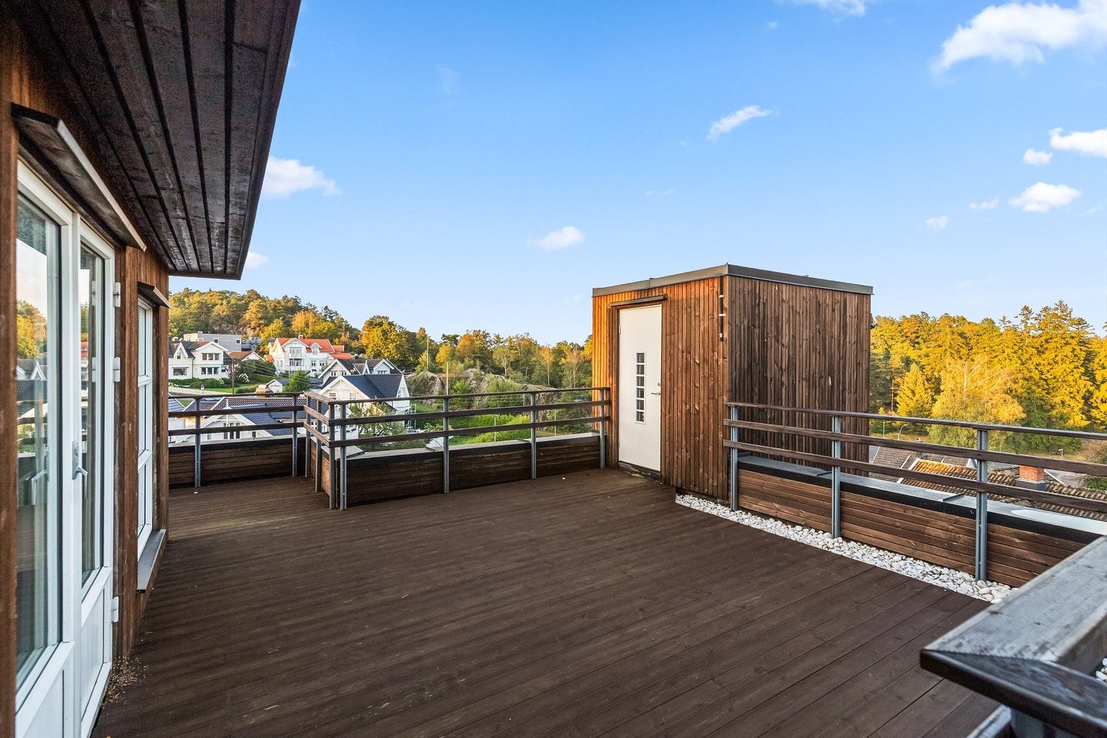 Nydelig og solrik takterrasse. Her kan både solen og late dager nytes. Galleribilde