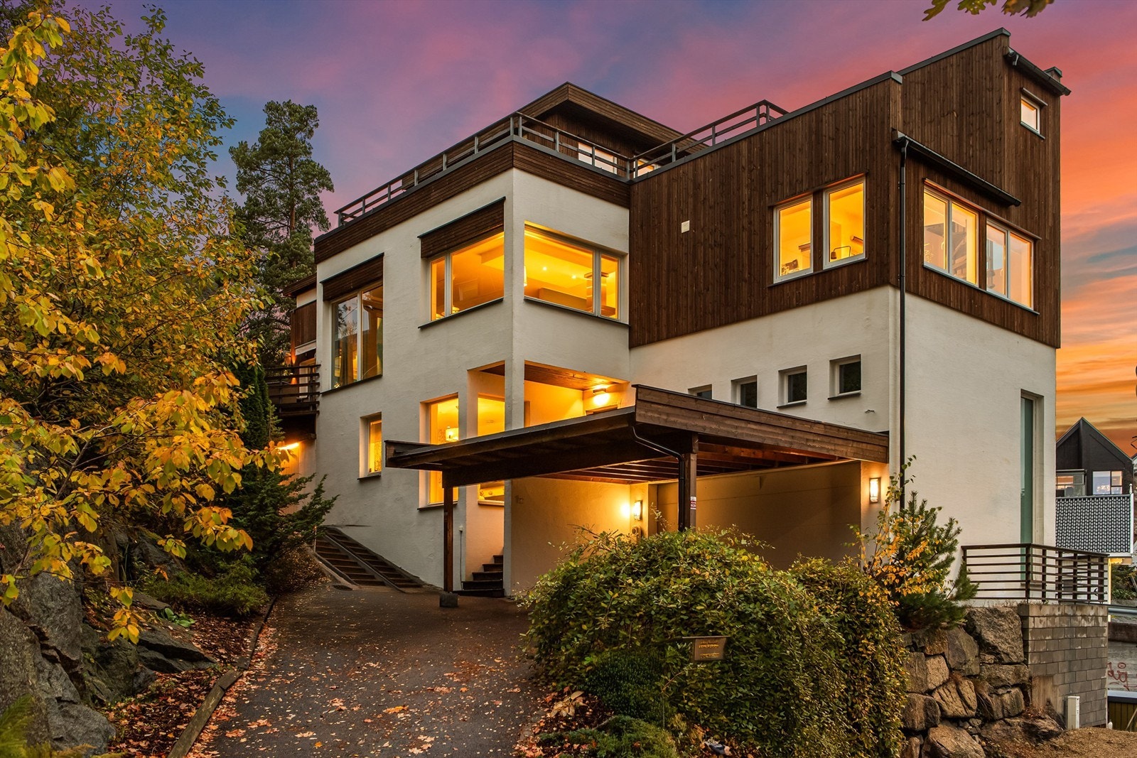 Gårdsplassen er pent opparbeidet med prydbusker og blomsterbed, og det er gode parkeringsmuligheter i gårdsplass og stor dobbel garasje. El-bil lader er montert i carporten. Galleribilde