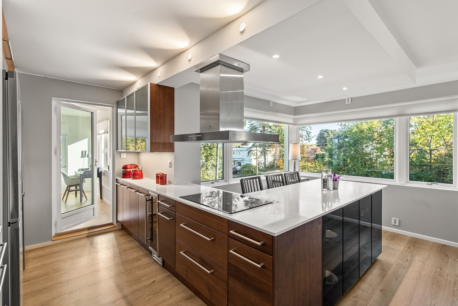 Rikelig med benkeplass, samt flere sitteplasser - meget praktisk innredet Galleribilde