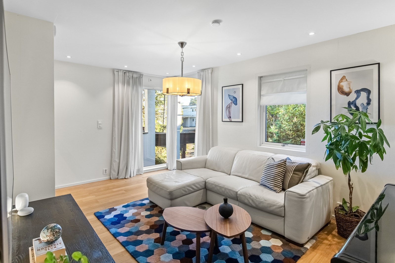 Delikate farger og gjennomgående moderne materialvalg gir et lunt og stilrent inntrykk. Galleribilde