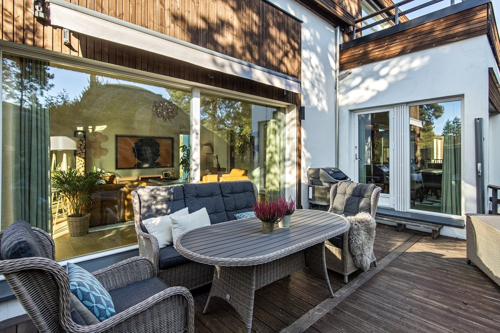 Terrassen har praktisk adkomst til kjøkkenet. Perfekt når storfamilien samles. Galleribilde