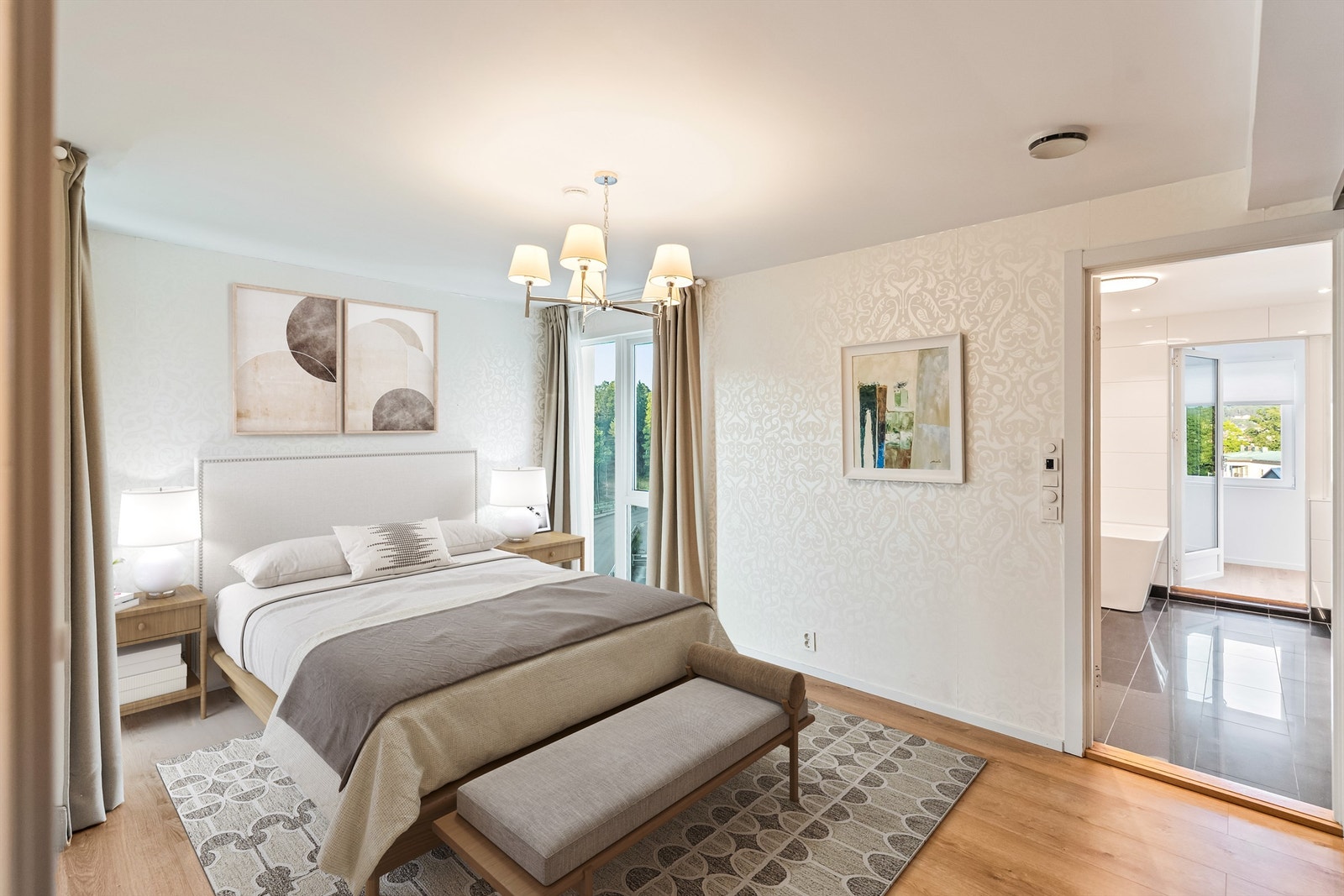 Hovedsoverommet har tilknytning til eget bad og garderobegang. Galleribilde