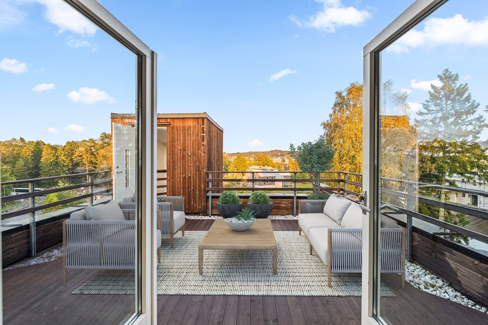 Stor takterrasse i 3. etasje med fin utsikt utover nærområdet. Her oppe er det også montert egen utestue med jacuzzi. Perfekt som din egen spa-avdeling. Galleribilde