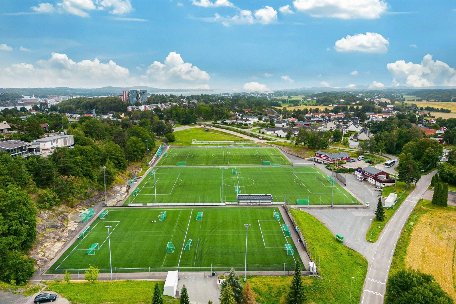 Fra eiendommen har du gangavstand til matbutikk, treningssenter og skole. Virik/Store Bergan idrettsplass ligger kun en kort spasertur fra husveggen. Galleribilde