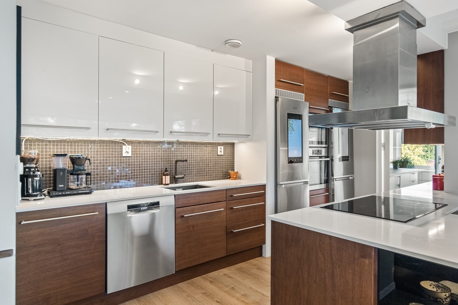 Integrert oppvaskmaskin, induksjonstopp, stekeovn og mikrobølgeovn medfølger. Galleribilde