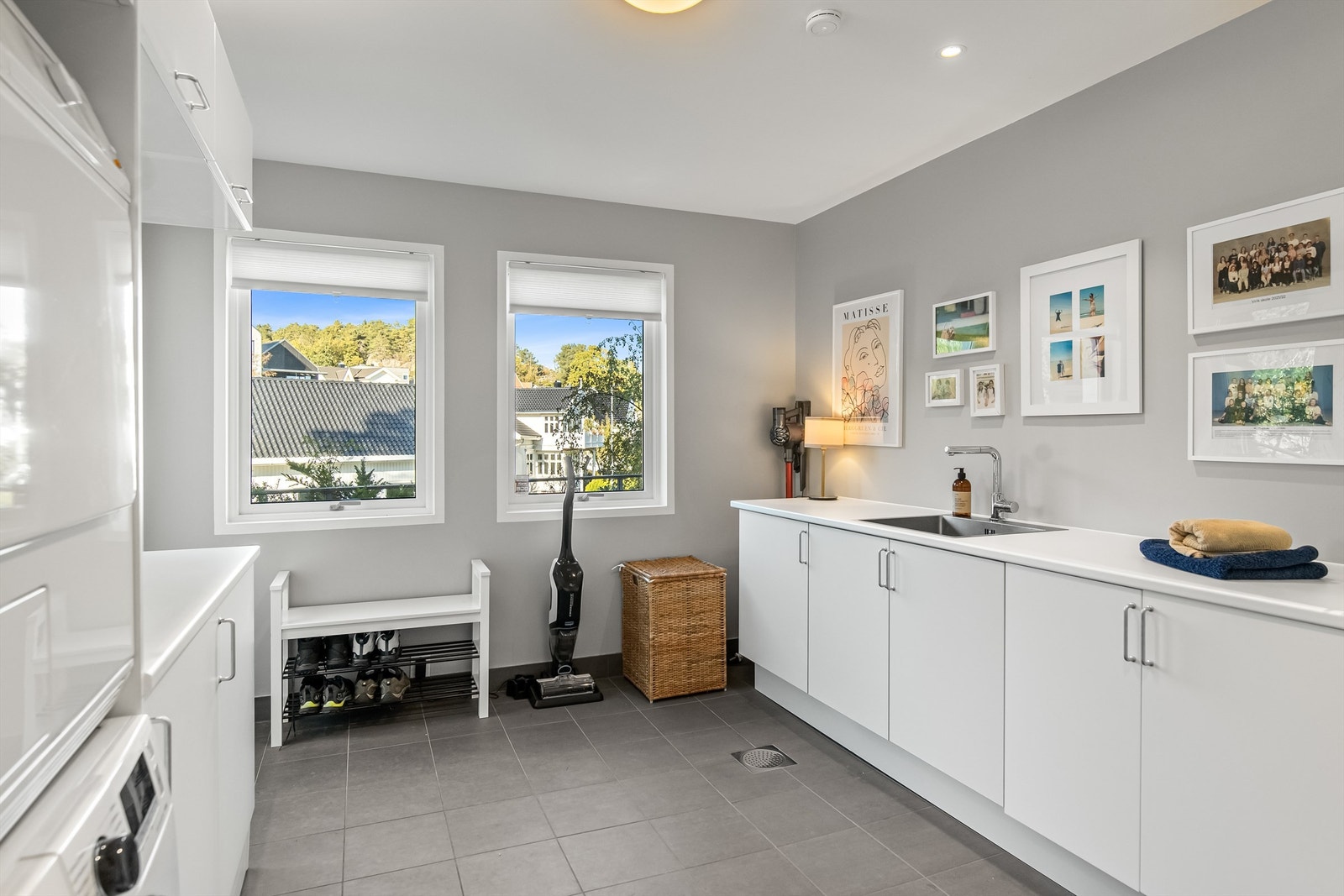 Romslig og praktisk vaskerom i 1.etasje med ny innredning fra 2023. Galleribilde