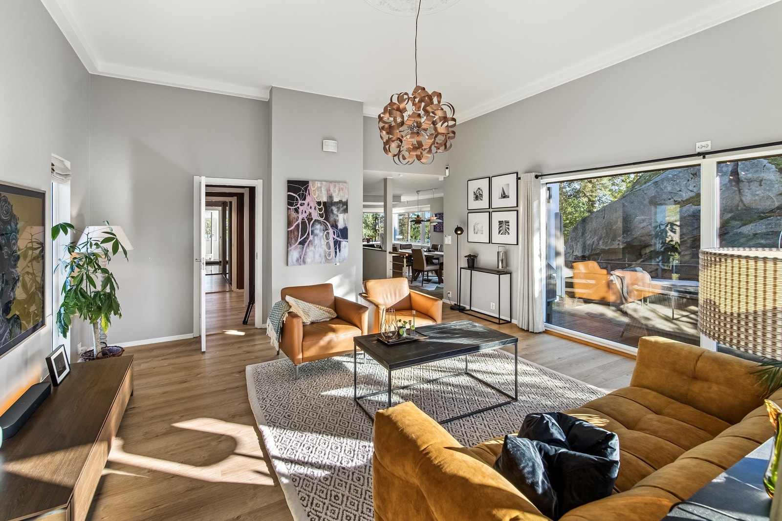 I hovedstuen er takhøyden ca. 3,4 meter, noe som gir en meget god romfølelse da det i tillegg er en stor vindusflate som sørger for godt med lysinnslipp Galleribilde