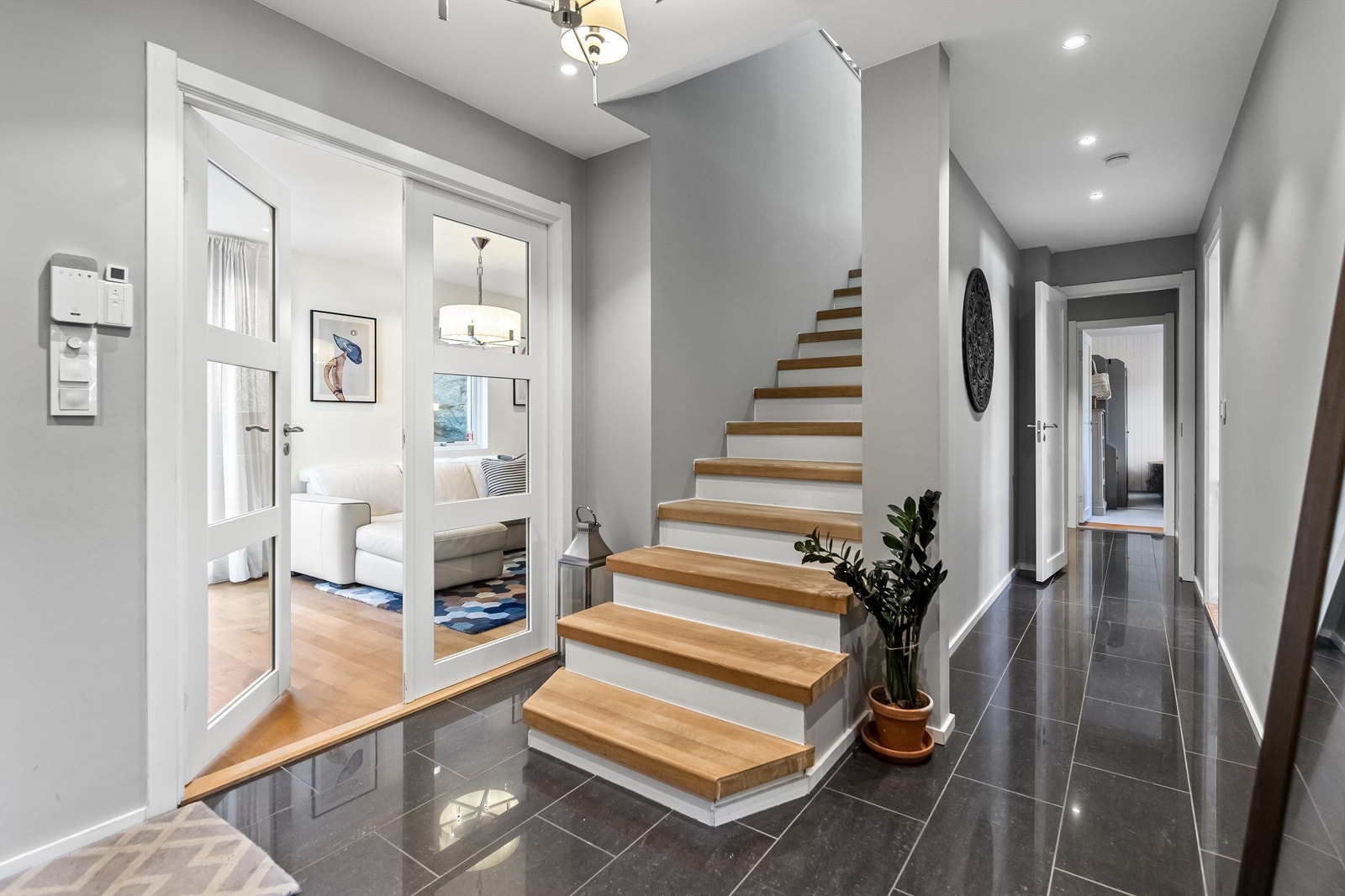 Velkommen inn. Boligen er vesentlig påkostet av nåværende eier i senere tid. Det er lagt nye gulv i de fleste rom i 2. etasje i 2021. Samme år ble samtlige downlights i hele huset oppgradert til LED. Galleribilde