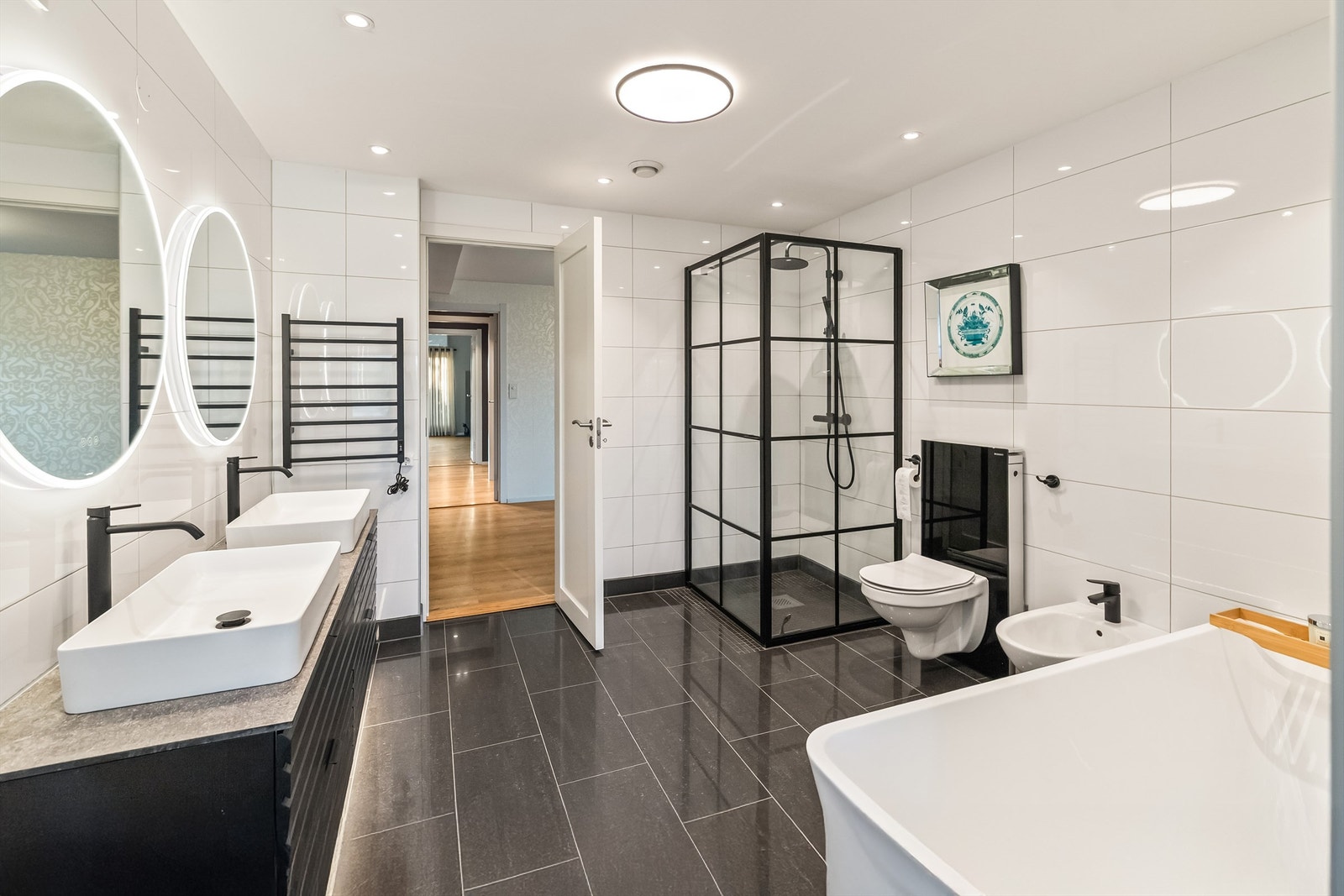 Boligens hovedbad i 2. etasje ligger i direkte tilknytning til hovedsoverommet, hvor det også er egen separat garderobegang. Her får du en flott og eksklusiv avdeling for deg selv. Galleribilde