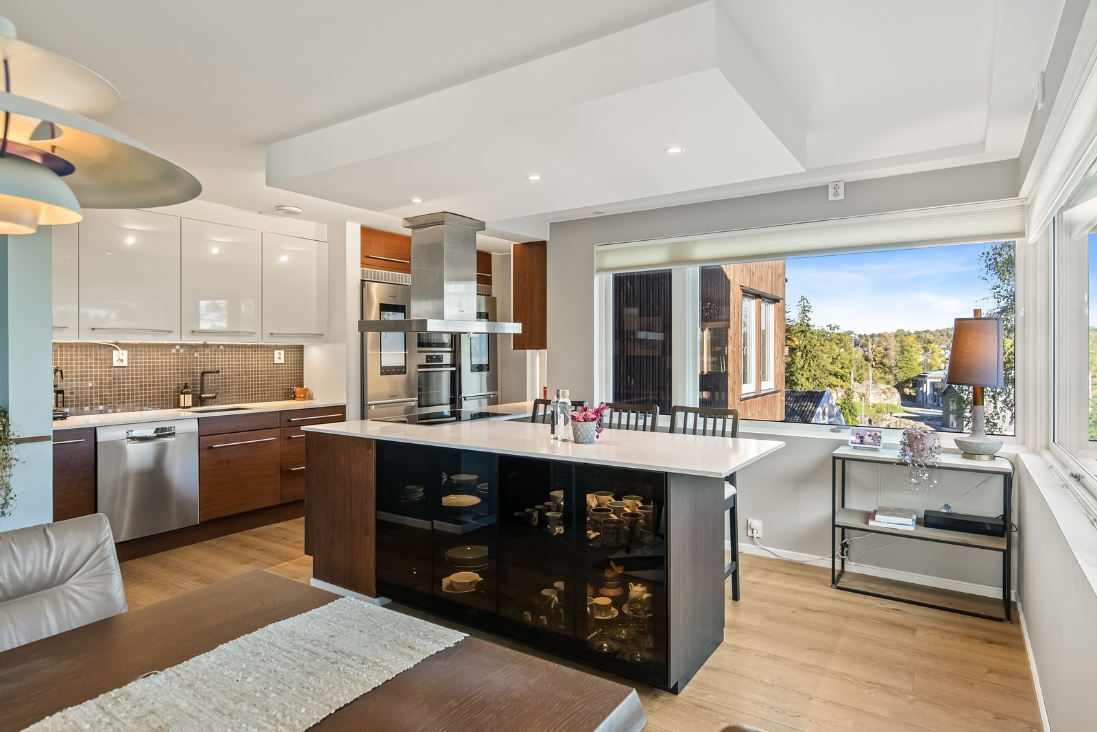 Det ble montert ny benkeplate på kjøkken fra Scan Granitt i 2021. Galleribilde