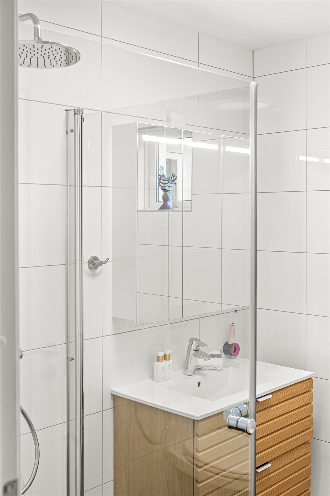 Pent bad i 1. etasje med lekre og delikate materialvalg. Galleribilde