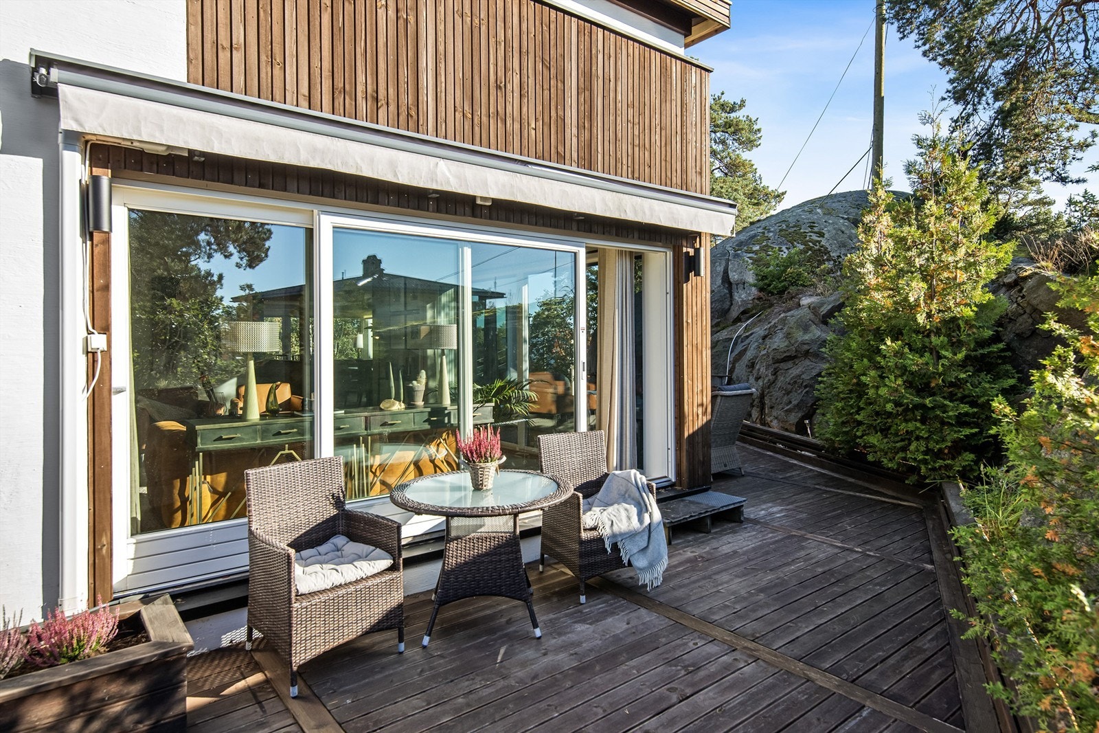 Koselig terrasse med stor elektrisk markise Galleribilde