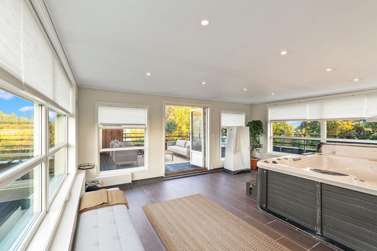 Egen utestue med jacuzzi. Nyt din egen spa-avdeling. Galleribilde