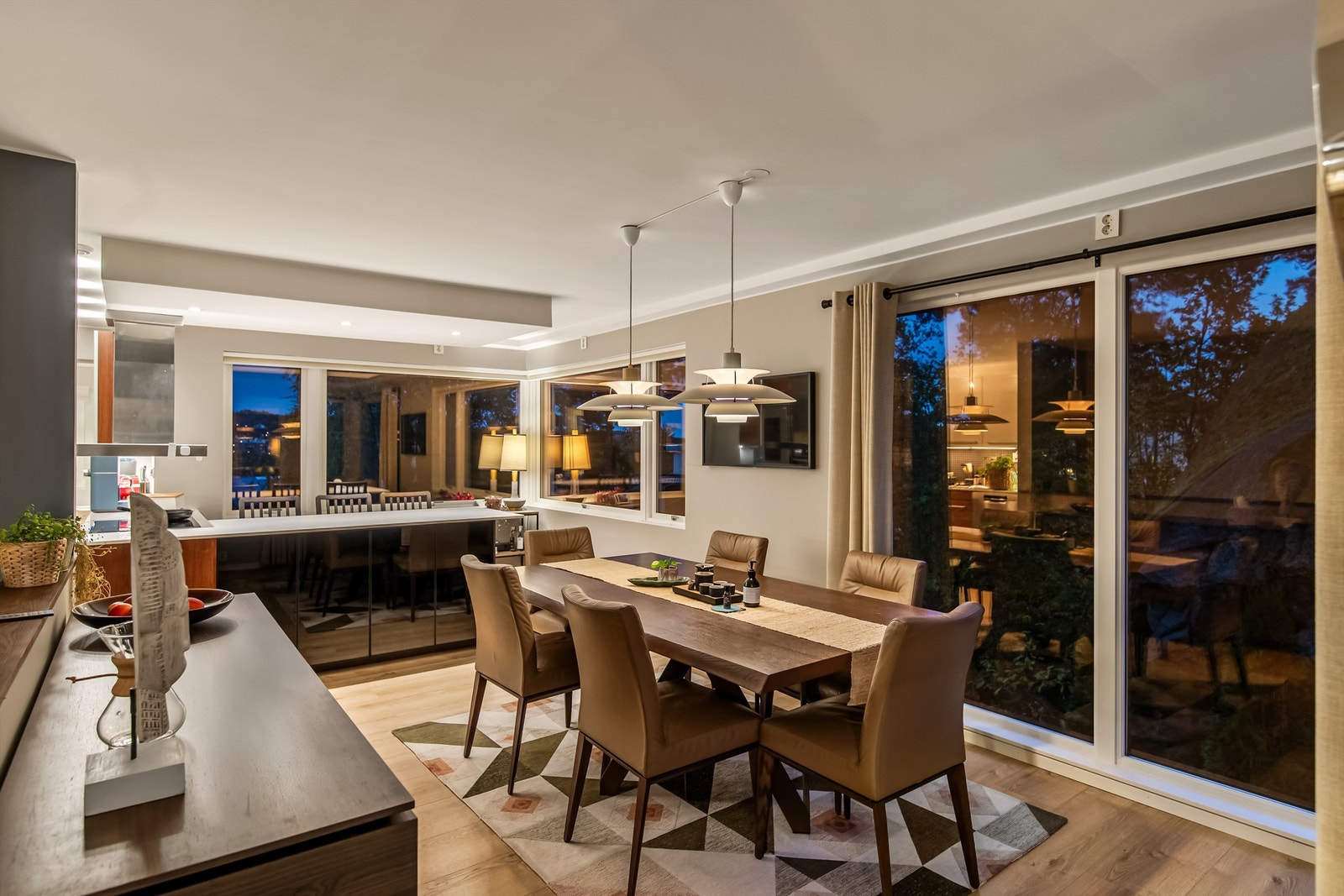 Spisestuen har god plass til stort langbord og hele familien. Det er også utgang til usjenert terrasse mot syd/vest. Galleribilde