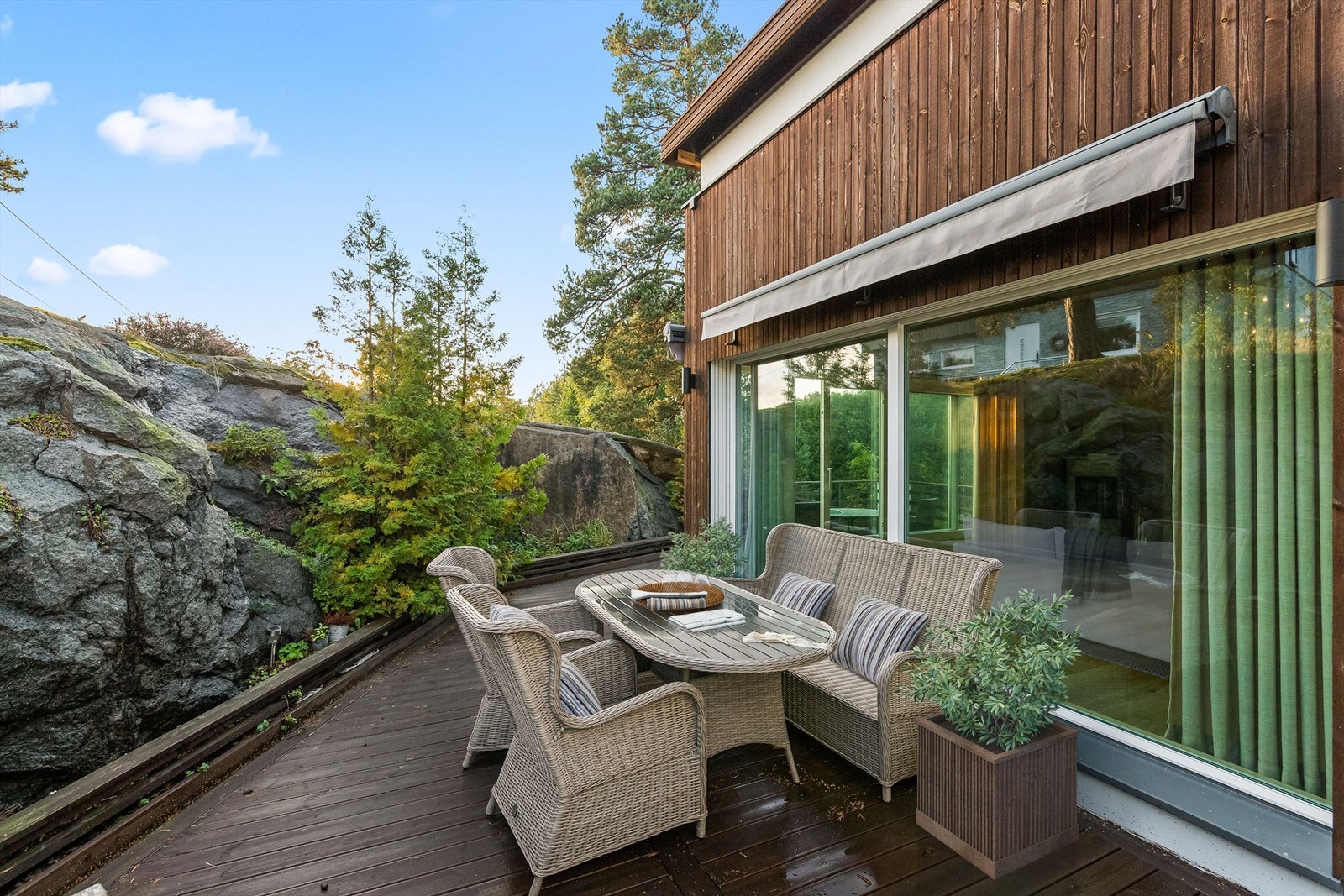 Eiendommen har flere flotte terrasser som trygt kan kalles usjenerte. Her er det plass til hele familien på grilling og sommerhygge. Galleribilde