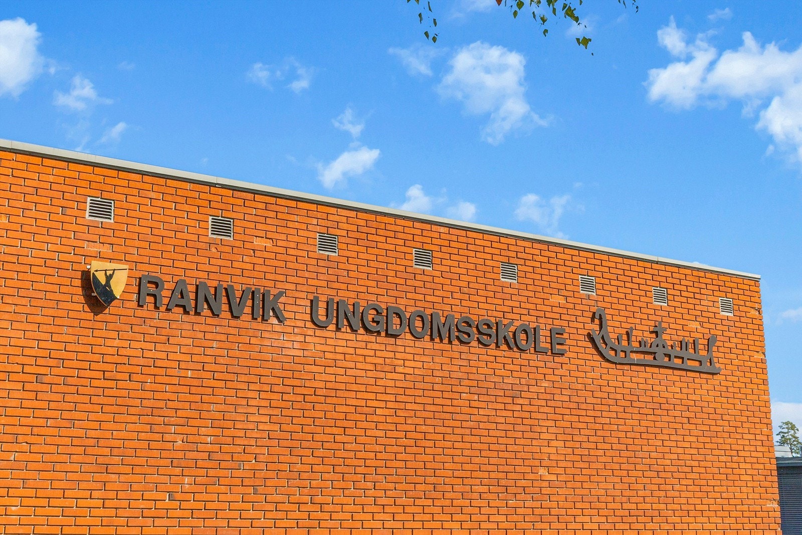 Nærmeste skole (Ranvik ungdomsskole) ligger kun 300 meter unna boligen, og det er flere barnehager i området. Galleribilde