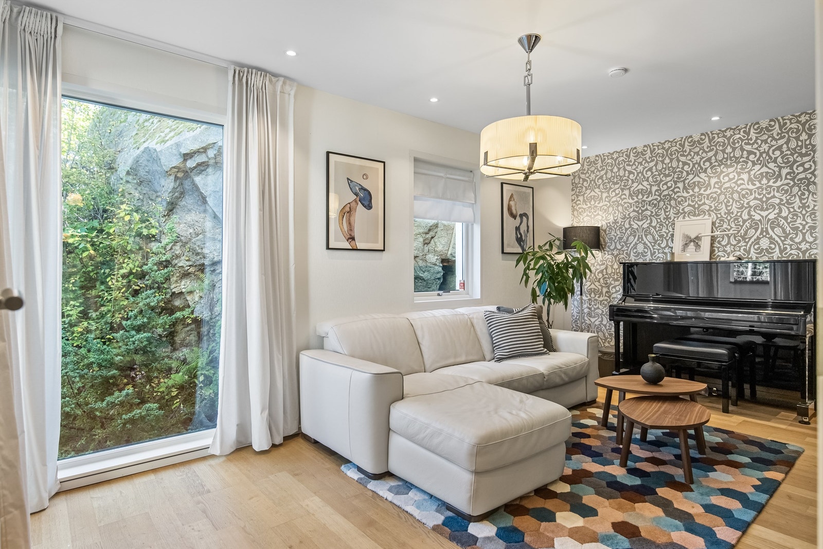 Boligen har flere fine alternativer til soverom og er i dag innredet med 3 soverom i tillegg til kontor og separat tv-stue som er perfekt tilpasset ungdommen i huset. Galleribilde