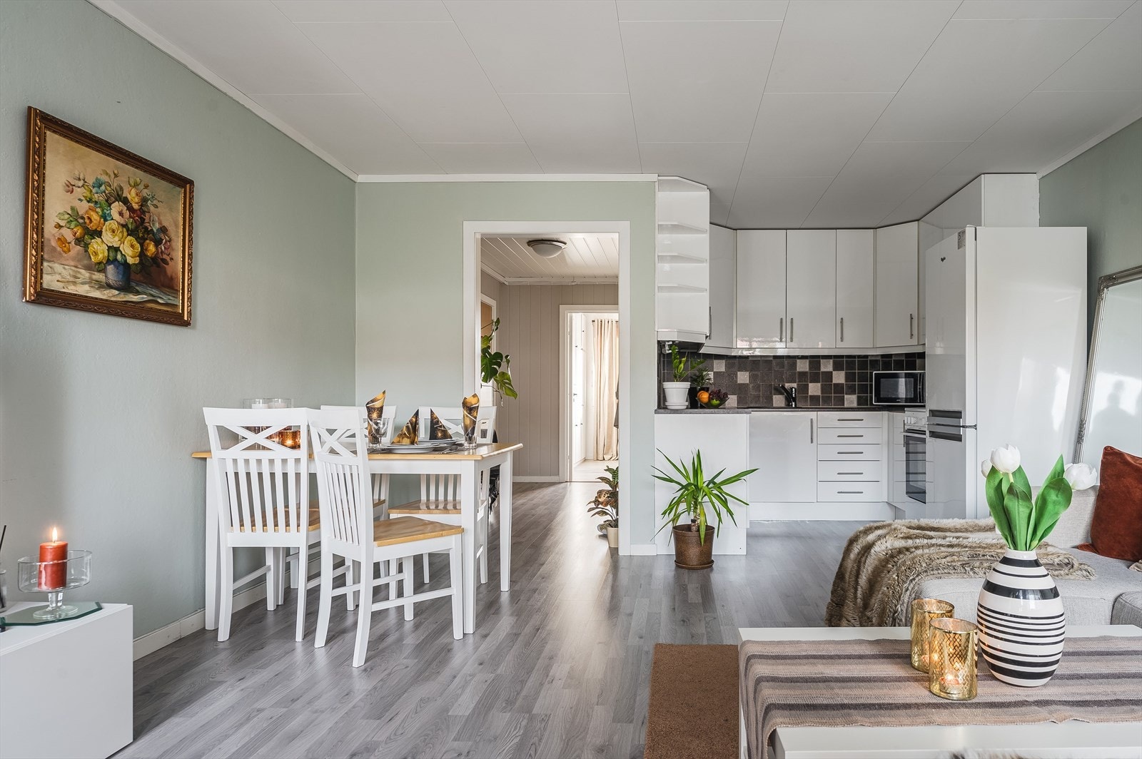 Stuen har åpen løsning mot kjøkkenet. Galleribilde