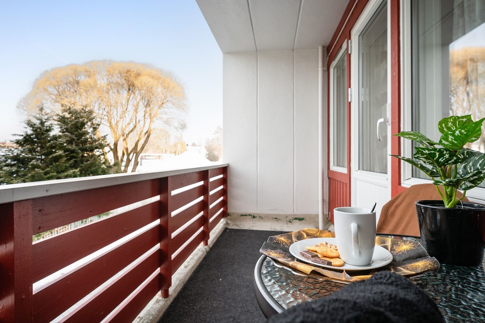 Balkong på ca. 5 kvm med teppebelagt gulv. Galleribilde