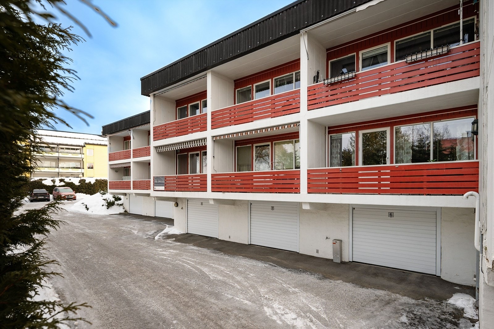 Under leilighetene er det garasjer, som kan leies etter ventelisteprinsippet. Øvrig parkering skjer på fellesparkering. Ett uttak for el-billading. Galleribilde