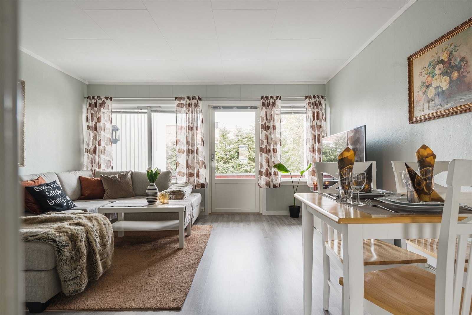 Videre kommer man inn i en pen og koselig stue, med god plass til sofagruppe og spisebord. Galleribilde