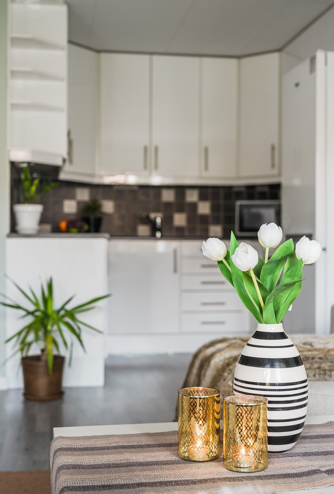 Kjøkkenet har opplegg for oppvaskmaskin og har godt med skap- og benkeplass. Galleribilde