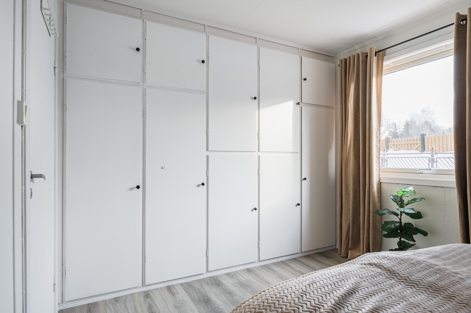 Soverommet har integrert garderobeskap med mye plass. Galleribilde