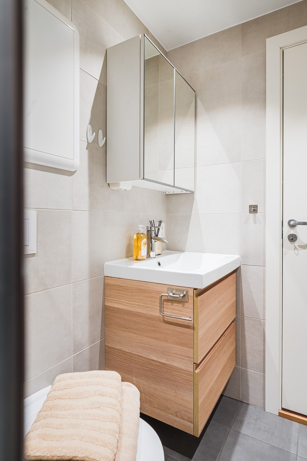 Badet varmes opp med elektrisk gulvvarme. Galleribilde