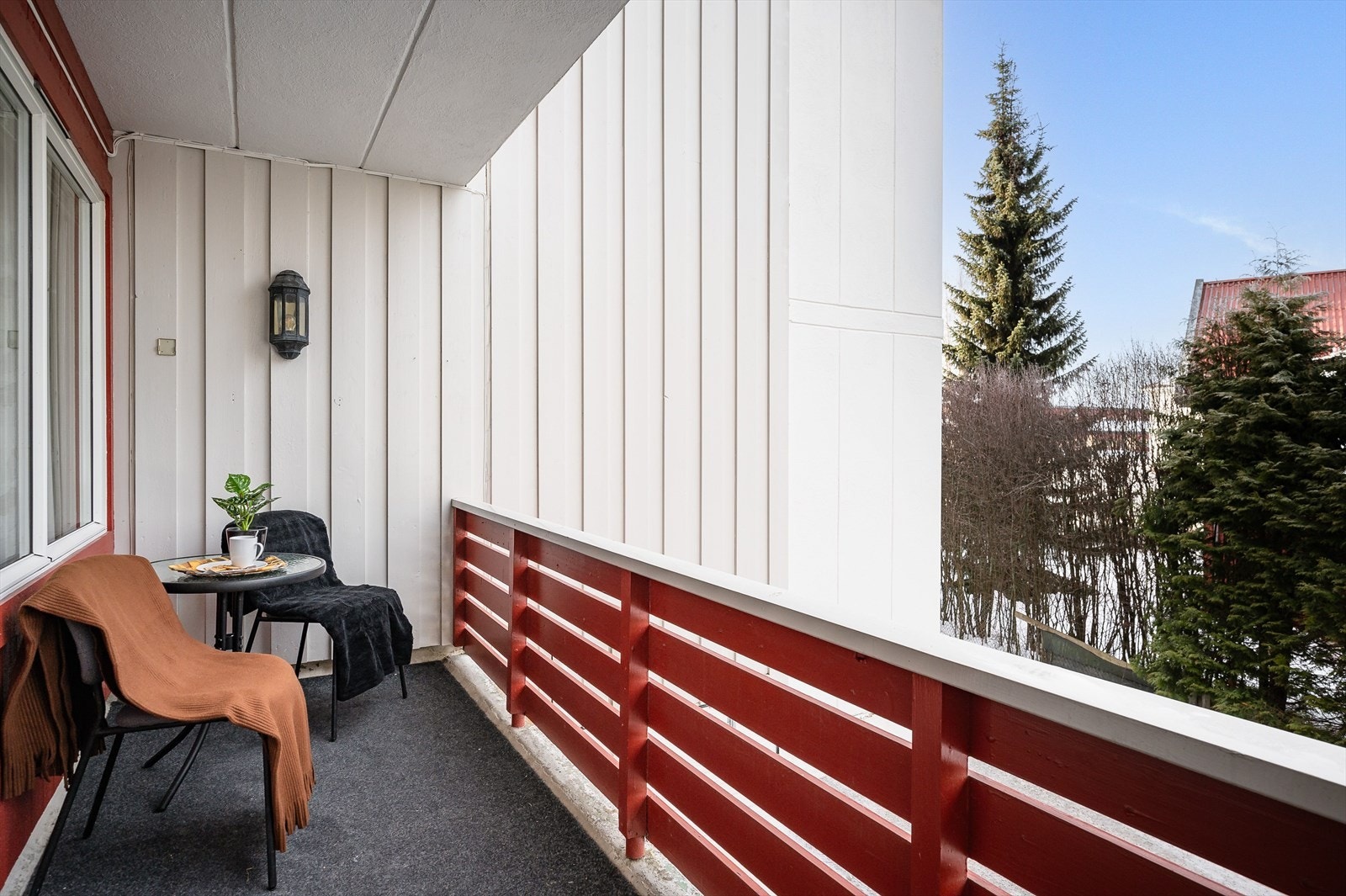 Lite innsyn til leiligheten grunnet trær og beplantning. Galleribilde