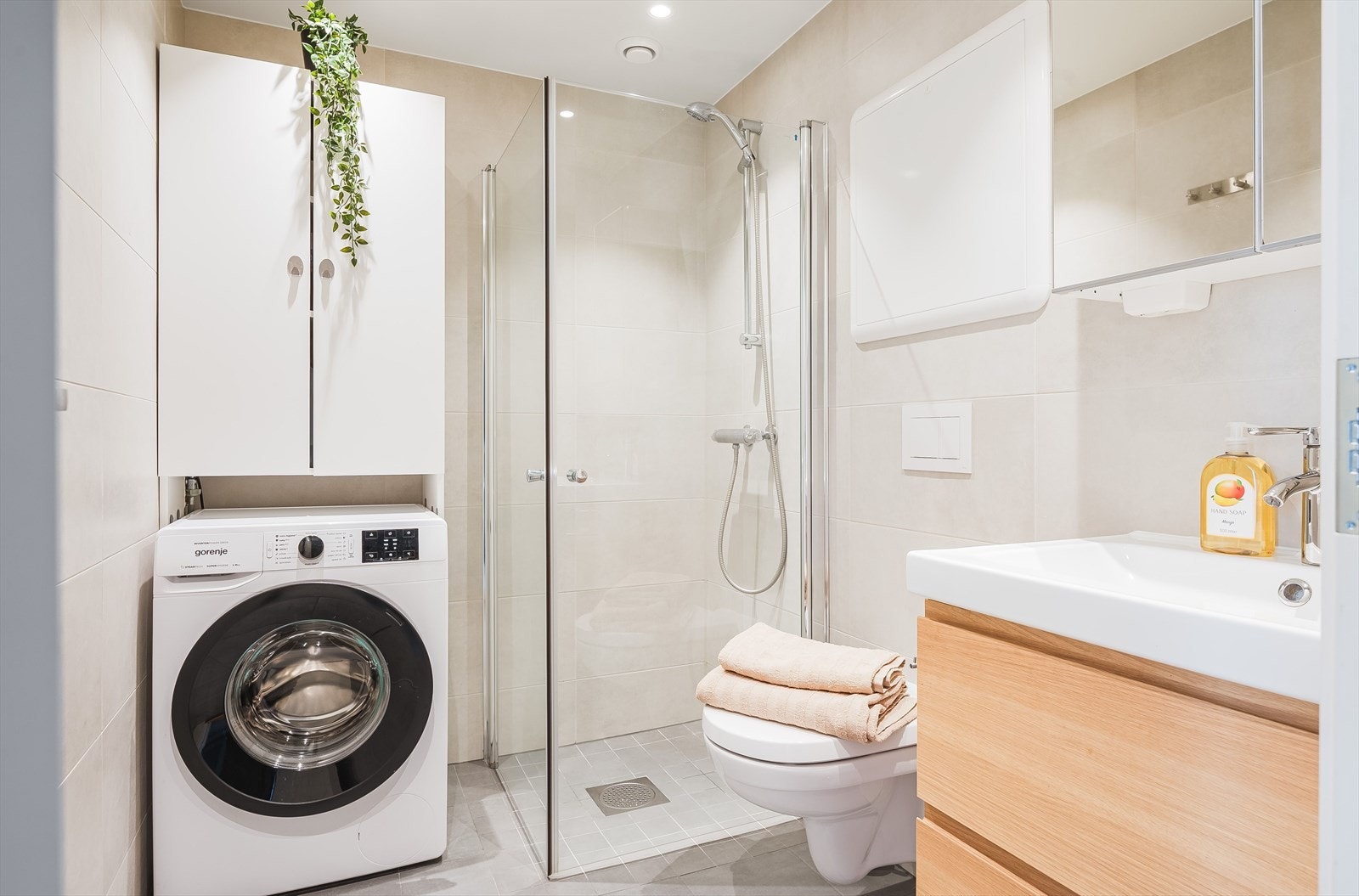 Lekkert bad fra 2023, med servant på innredning, dusjhjørne med glassdører og vegghengt toalett. Galleribilde