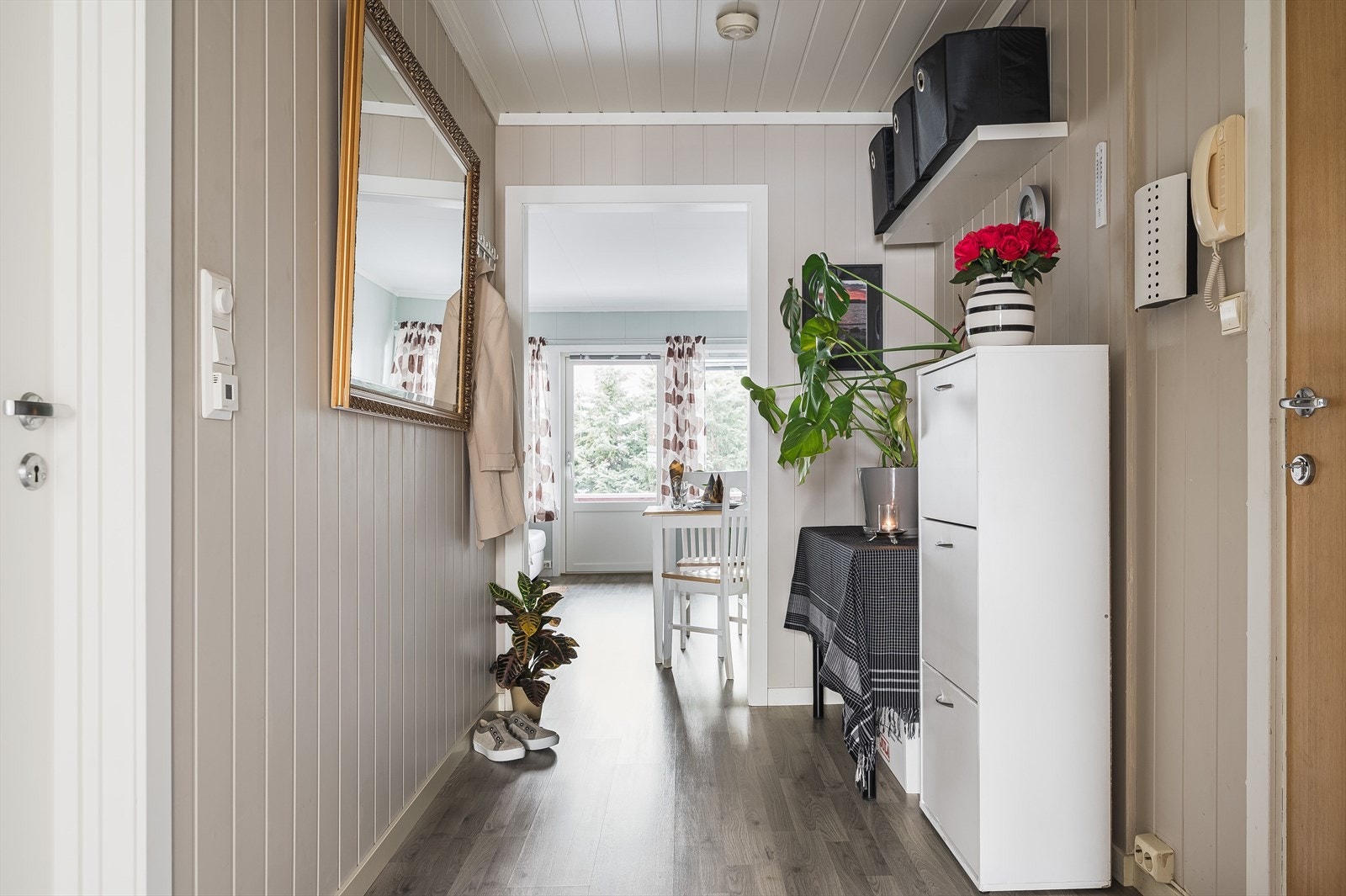 Du ønskes velkommen inn i en lys og koselig entre med plass til garderobe. Galleribilde