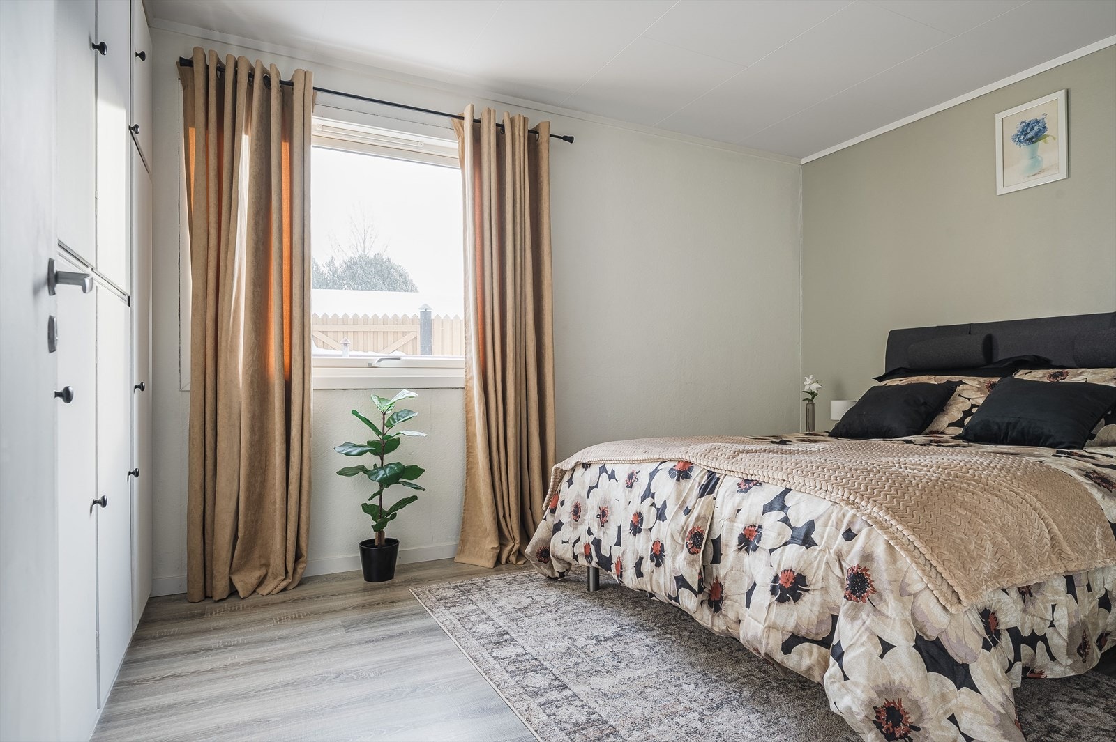 Leiligheten har et soverom av god størrelse, med god plass til dobbeltseng. Galleribilde