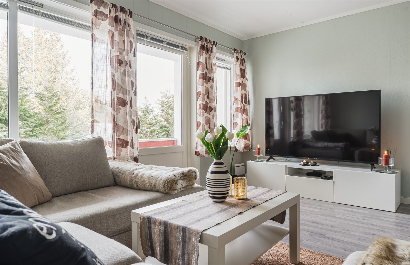 Leiligheten er malt i lyse, moderne farger. Galleribilde