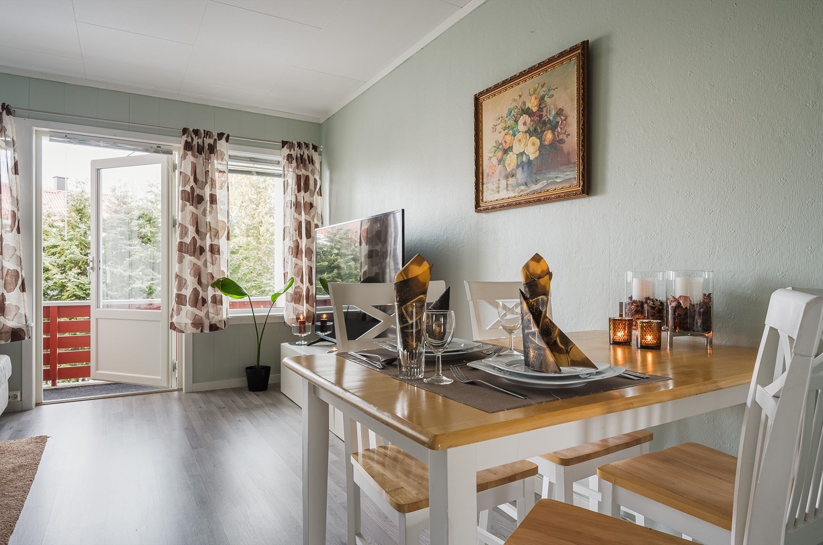 Fra stuen er det utgang til solrik balkong. Galleribilde