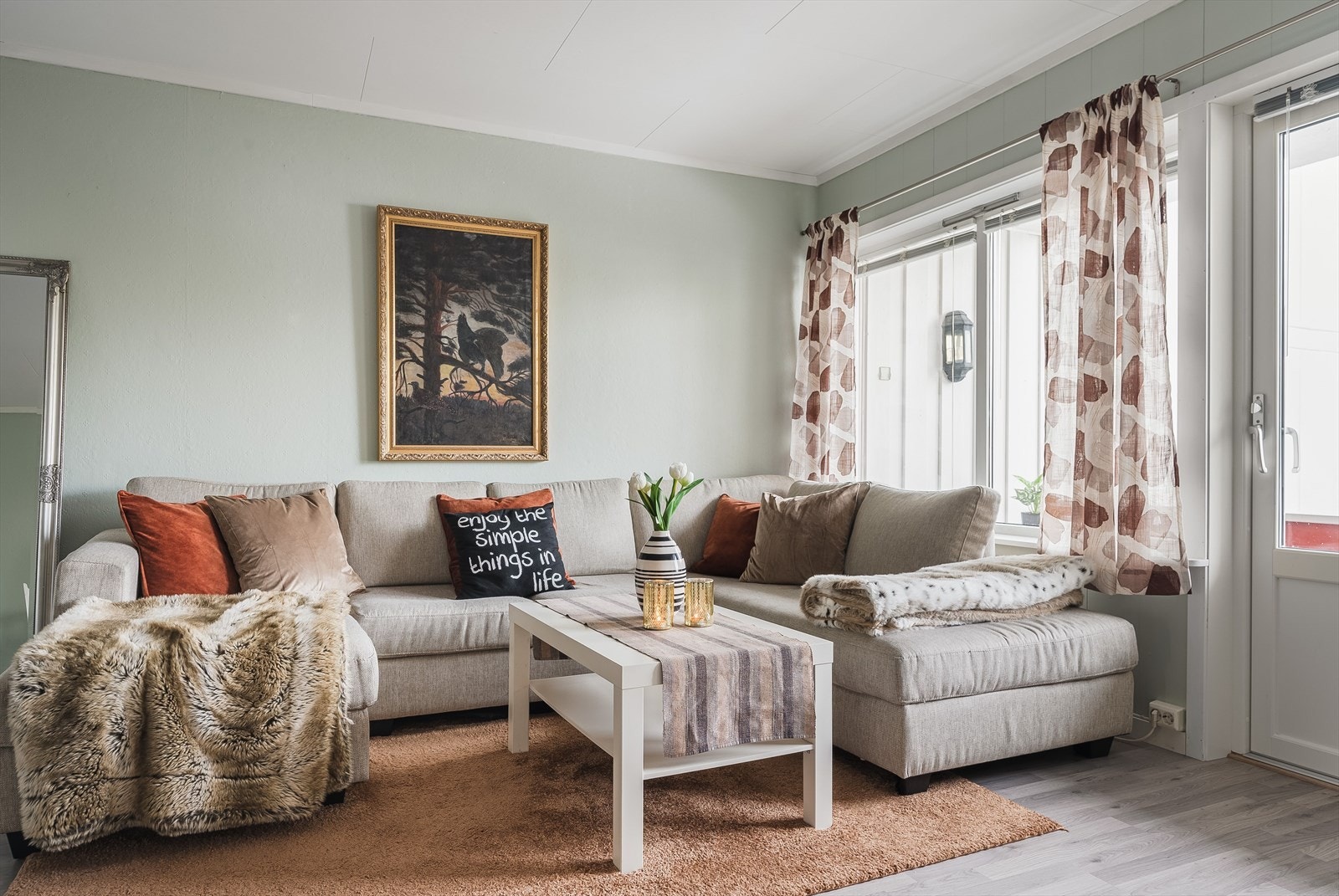 Leiligheten har store vindusflater i stuen som slipper inn rikelig med naturlig lys. Galleribilde