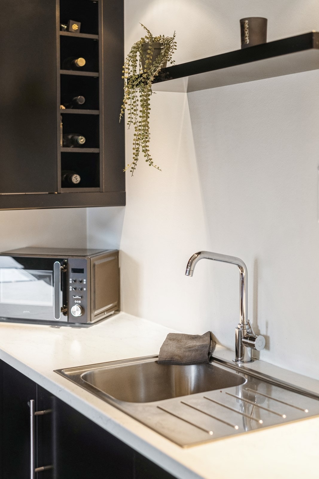 Stilrent med kjøkken i svart og hvitt. Galleribilde