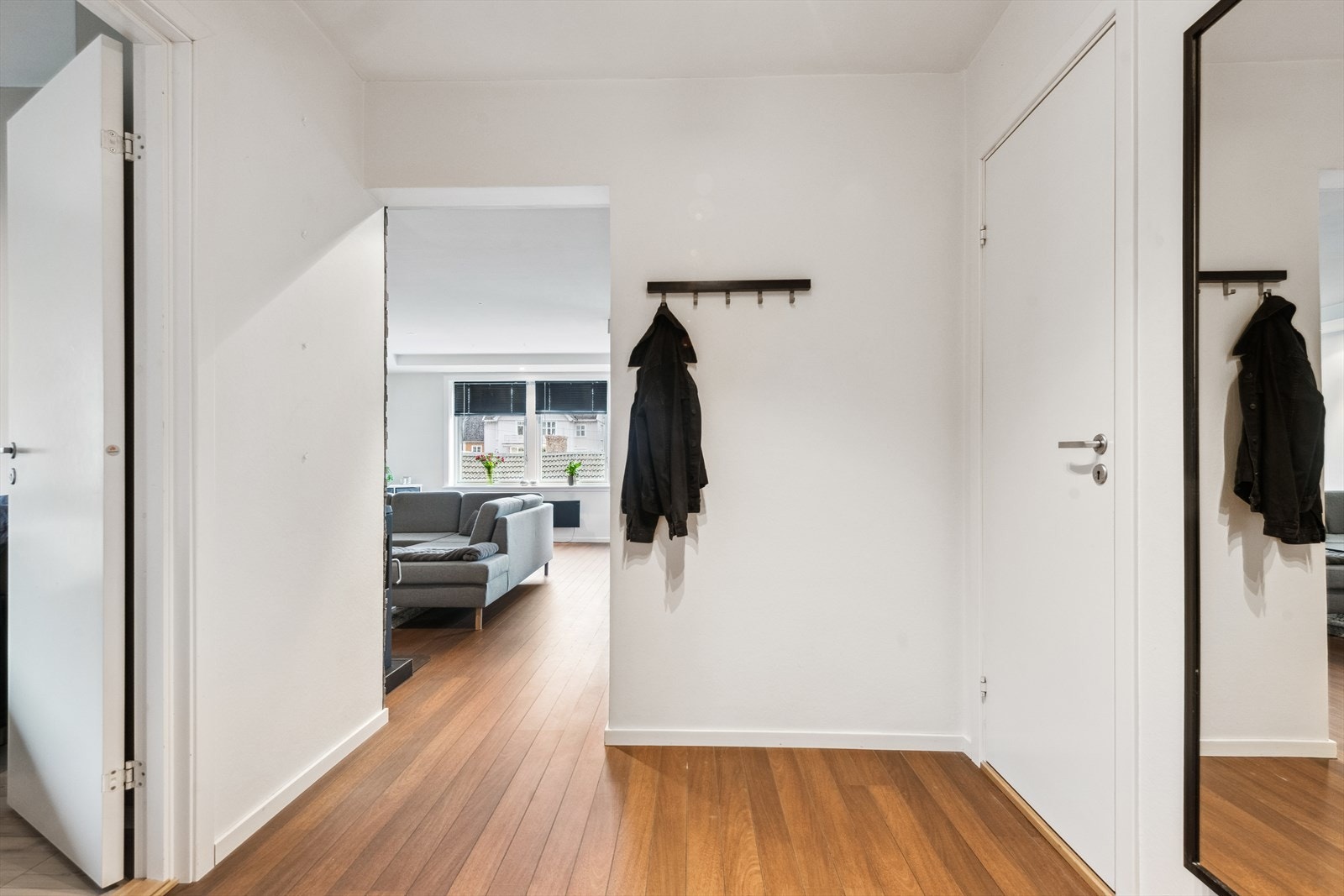 Romslig gang. Galleribilde