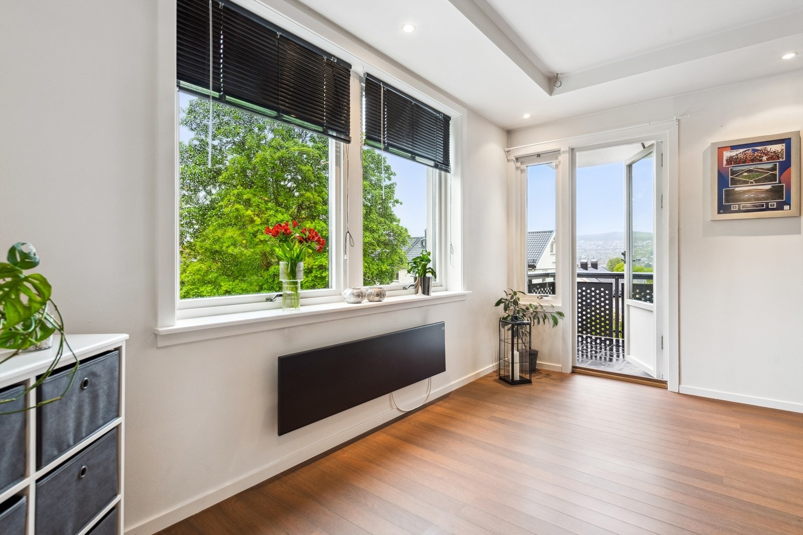 Det er også god plass til spisebord slik at du kan invitere venner og familie til et hyggelig måltid! Galleribilde