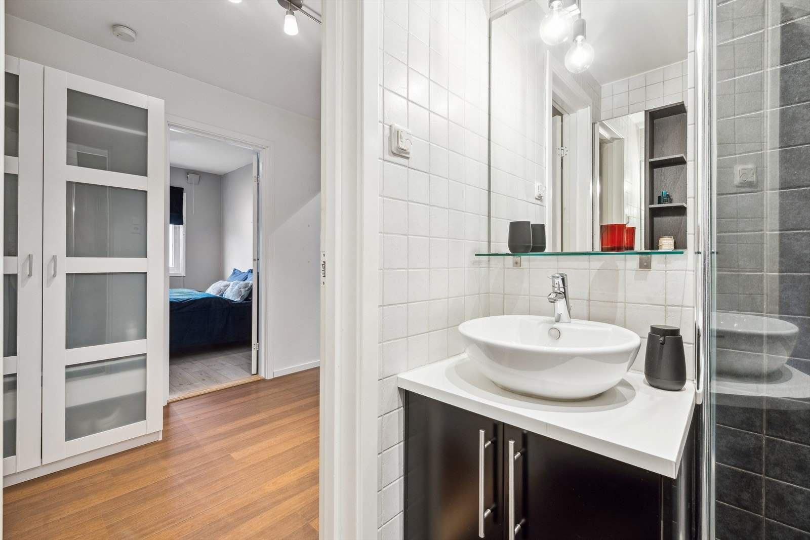 I entreen er det garderobeskap og god plass til å henge fra seg yttertøy. Galleribilde