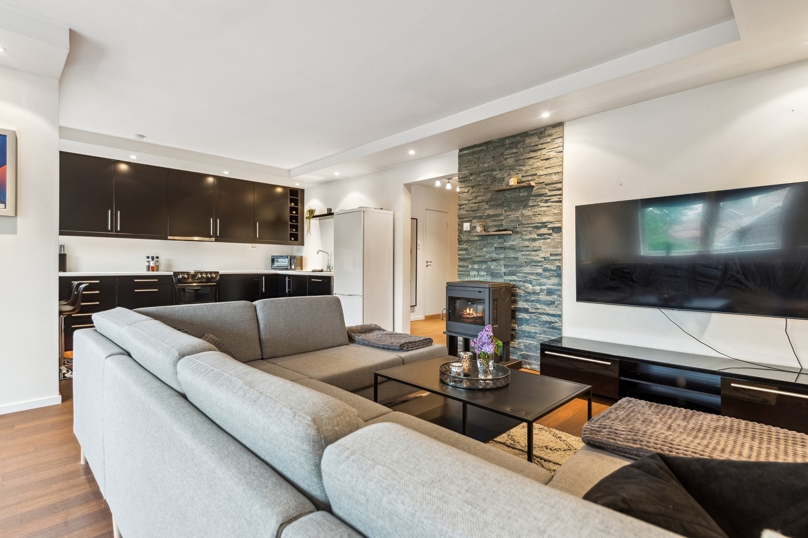 Leiligheten ble pusset opp ca. 2013 med overflatebehandling, ny kjøkkeninnredning, bad og WC-rom. Galleribilde