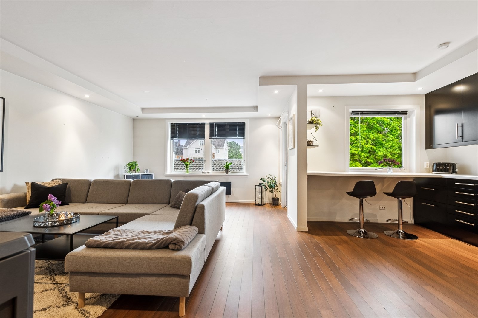 Med store vindusflater får man et godt med naturlig lys! Galleribilde