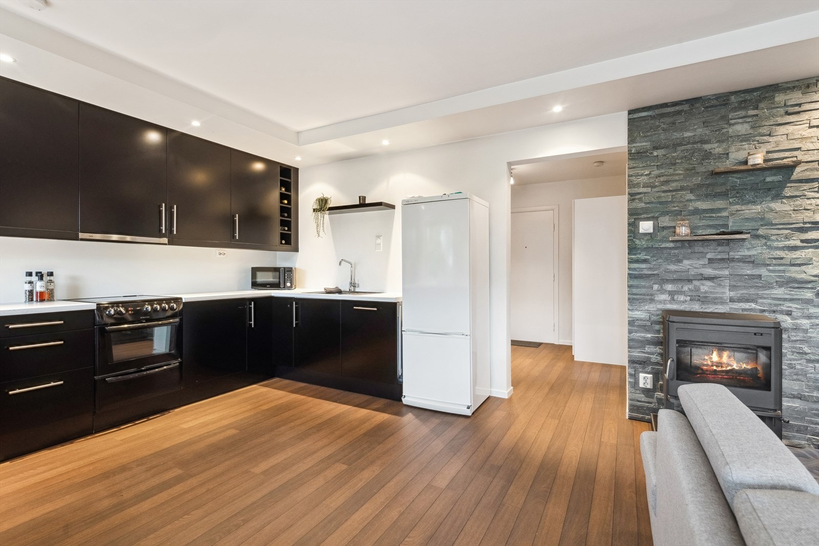 Pent kjøkken med åpning løsning til lys og trivelig stue. Galleribilde