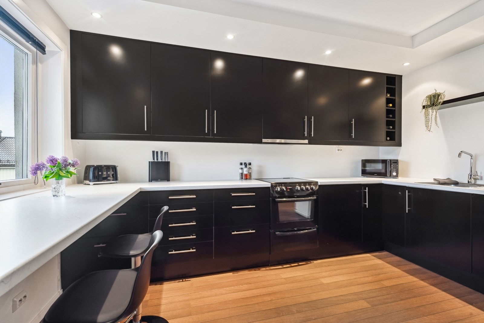 Kjøkkenet har innredning med glatte fronter og laminat benkeplate. Galleribilde